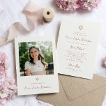 Lief en eenvoudig Faux Roos Gold Photo Bat Mitzvah Kaart<br><div class="desc">Deze eenvoudige en stijlvolle,  faux roos gouden look en wit joodse Bat Mitzvah uitnodiging beschikt over grillige,   stijl script typografie en een faux roos gouden Star of David. Voeg haar foto toe aan de voorkant. Een elegante,  klassieke minimalistische look die nog steeds uniek en trendy is.</div>