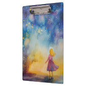 Lief grillig meisje dat in de nachtelijke hemel st klembord (Links)