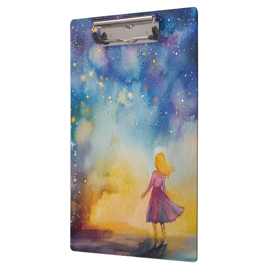 Lief grillig meisje dat in de nachtelijke hemel st klembord (Links)