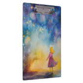 Lief grillig meisje dat in de nachtelijke hemel st klembord (Rechts)