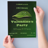 Lief hartvormig waterdruppeltje op bladfeest flyer (Hand)
