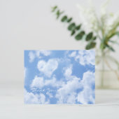 Lief hartvormig wolkje in blauwe lucht vrolijk gel briefkaart (Staand voorkant)