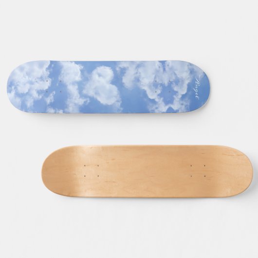 Lief hartvormig wolkje in blauwe lucht vrolijk gel persoonlijk skateboard (Horizontaal)