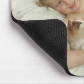 Lief jong meisje spelen met haar huisdier kat (mun muismat (Hoek)