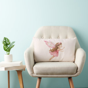 Lief meisje in roze jurk met sprookjesachtige fee kussen