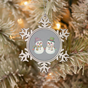 Lief paar sneeuwmannen uit een cartoon houdt elkaa tin sneeuwvlok ornament