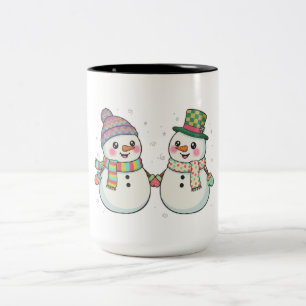 Lief paar sneeuwmannen uit een cartoon houdt elkaa tweekleurige koffiemok