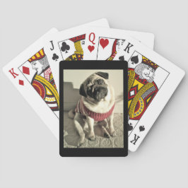 Lief puggeltje in een rode trui pokerkaarten