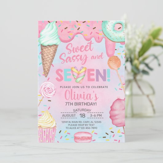 Lief sassy en zeven meisje verjaardag uitnodiging. kaart (Staand voorkant)