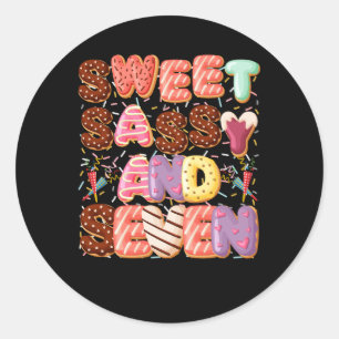Lief Sassy En Zeven Verjaardag 7 Jaar Oud 7e Geboo Ronde Sticker