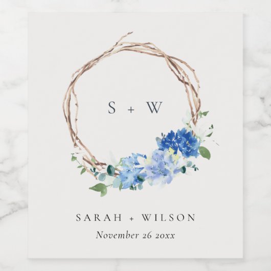 Liefblauw Floral Wooden Wreath Weddenschap Monogra Wijn Etiket (Enkel label)