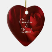 Liefde als een rode roze gepersonaliseerd keramisch ornament (Rechts)
