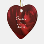 Liefde als een rode roze gepersonaliseerd keramisch ornament (Links)