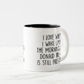 Liefde als ik opsta in AM en Trump is President Tweekleurige Koffiemok (Voorkant rechts)