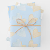 Liefde babyjongen die papierbladen pakt inpakpapier vel (In situ)