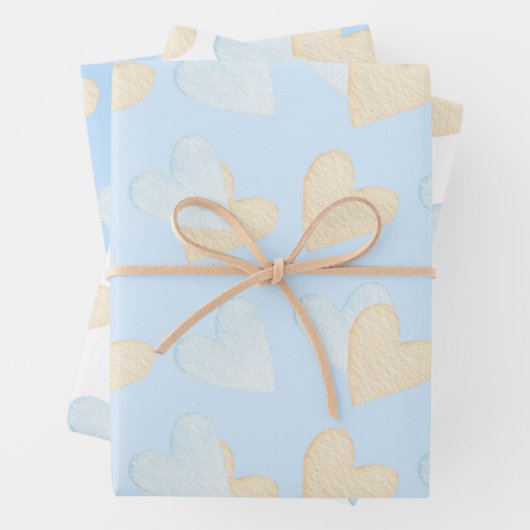 Liefde babyjongen die papierbladen pakt inpakpapier vel (In situ)