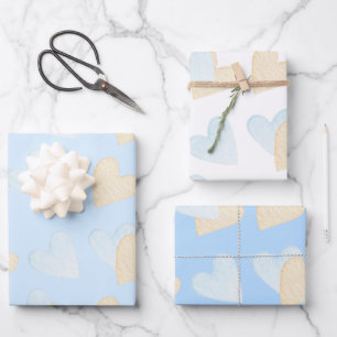 Liefde babyjongen die papierbladen pakt inpakpapier vel