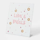"LIEFDE & BAGELS" | Schattige plezier wit & roze Reclamebord Met Voetstuk (Voorkant)