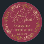Liefde & Bedankt Elegant Bourgondië & Gold Wedding Ronde Sticker<br><div class="desc">Deze prachtige bordeaux en gouden stickers zijn ontworpen om te gebruiken als bruiloft gunst labels, of als envelope zegels voor uw bruiloft bedankkaarten. Het elegante ontwerp heeft een , lacy gouden rand met fancy letters met de tekst "Love & Bedankt!" Er zijn romantische harten verspreid over met ruimte voor de...</div>
