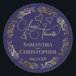 Liefde & Bedankt Elegante Navy Blue & Gold Wedding Ronde Sticker<br><div class="desc">Deze prachtige marineblauwe en gouden stickers zijn ontworpen om te gebruiken als bruiloftsgunst labels, of als envelope zegels voor uw bruiloft bedankkaarten. Het elegante ontwerp heeft een , lacy gouden rand met fancy letters met de tekst "Love & Bedankt!" Er zijn romantische harten verspreid over met ruimte voor de namen...</div>