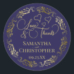 Liefde & Bedankt Elegante Navy Blue & Gold Wedding Ronde Sticker<br><div class="desc">Deze prachtige marineblauwe en gouden stickers zijn ontworpen om te gebruiken als bruiloftsgunst labels, of als envelope zegels voor uw bruiloft bedankkaarten. Het elegante ontwerp heeft een , lacy gouden rand met fancy letters met de tekst "Love & Bedankt!" Er zijn romantische harten verspreid over met ruimte voor de namen...</div>