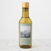 Liefde Bedankt Minimale Sage Green Wedding Foto Mi Wijn Etiket (Voorkant)