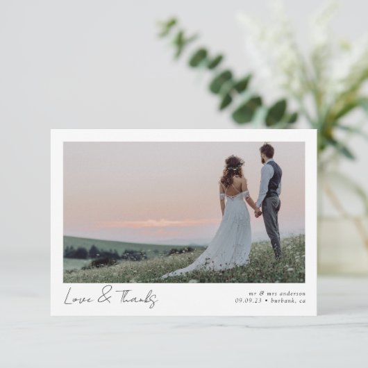 Liefde & Bedankt Minimalistische fotokalligrafie W (Staand voorkant)