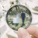 Liefde & Bedankt Moderne foto-bruiloft Ronde Sticker<br><div class="desc">Voeg een persoonlijke afsluitende aanraking toe aan uw bruiloft, dank u voor uw opmerkingen of voor de voordrachten van de receptie met deze ronde stickers van aangepaste foto's. De foto en de tekst zijn eenvoudig aan te passen, zodat kunnen zij gemakkelijk voor bruiloft & brudale doucheuitnodigingen, sparen de datumkaarten, en...</div>
