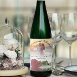 Liefde & Bedankt Romantic Red Rose Weddenfoto Wijn Etiket<br><div class="desc">Deze mooie wijnflessen maken je trouwfeest des te meer bijzonder. Ze hebben een eenvoudig, maar elegant ontwerp met uw foto en één rode roos in een pool met golven en rimpels. De titel luidt: Liefde en Bedankt. Er is ruimte voor uw namen, de trouwdatum en het type wijn of andere...</div>