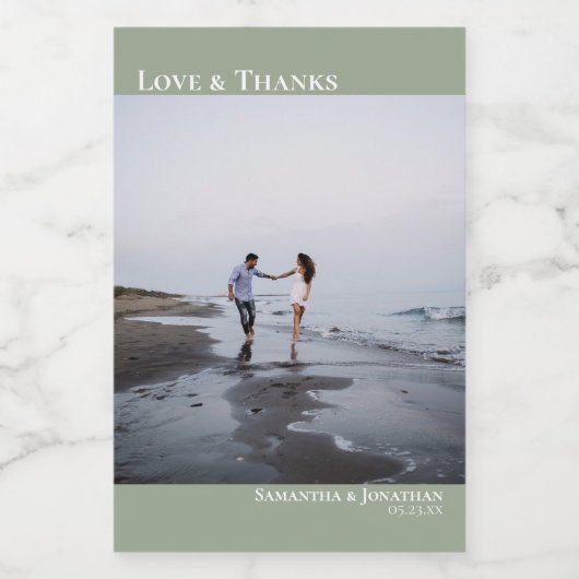 Liefde & Bedankt Sage Green Simple Weddenschap Fot Wijn Etiket (Enkel label)