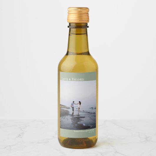 Liefde & Bedankt Sage Green Simple Weddenschap Fot Wijn Etiket (Voorkant)