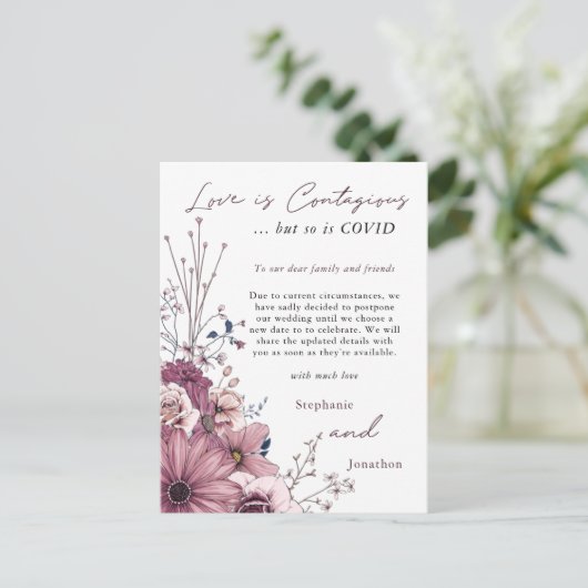 Liefde besmettelijke bruiloft Postpone PInk Lila F Aankondigingskaart (Staand voorkant)