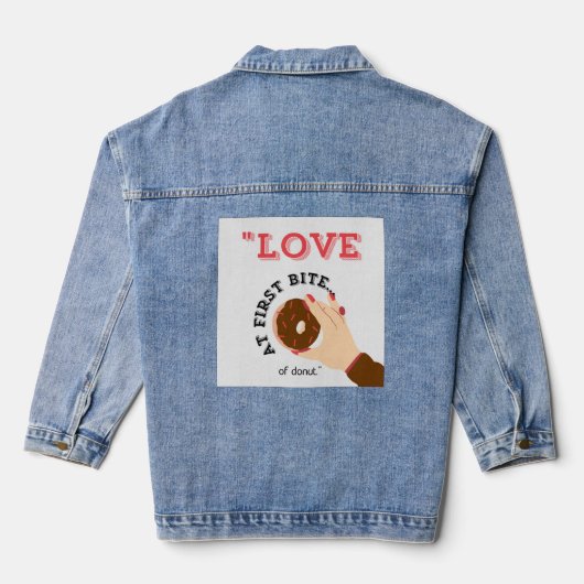 LIEFDE BIJ DE EERSTE HAP DENIM JACKET (Achterkant)