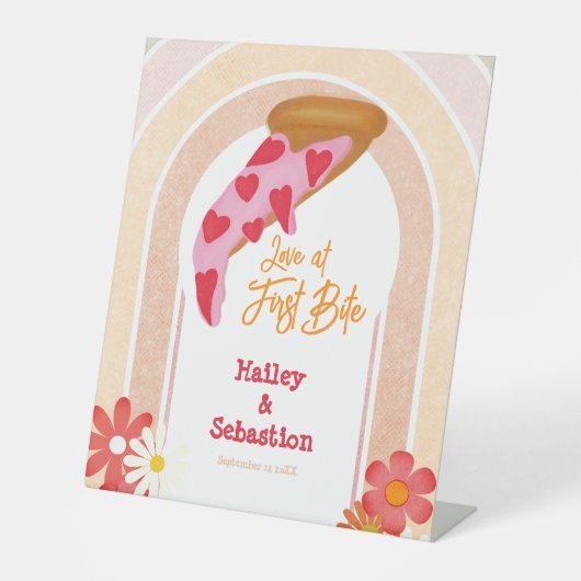 Liefde bij eerste beet pizza bruiloft receptie reclamebord met voetstuk (Voorkant)