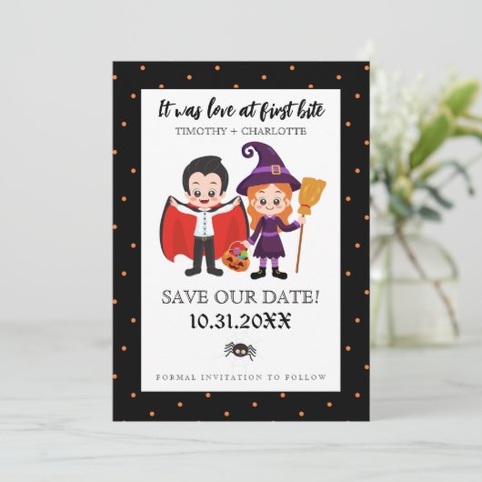 Liefde bij First Bite Halloween Save the Date (Staand voorkant)