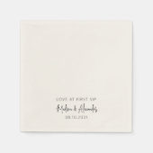 Liefde bij First Sip Custom Names Script Wedding Servet (Voorkant)