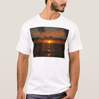 Liefde bij het eerste licht. t-shirt