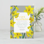 Liefde bloeit de lente gele daffodils bruiloft kaart (Staand voorkant)