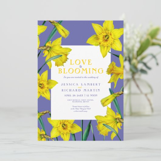 Liefde bloeit de lente gele daffodils bruiloft kaart (Staand voorkant)
