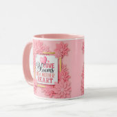 Liefde Bloeit In Een Moederhart Roze Bloemen Mok (Voorkant links)