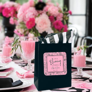 Liefde bloeit roze & zwarte bloemrijke bruidsdouch vierkante sticker