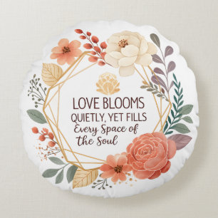 Liefde Bloeit Stilletjes - Bloemig Quote Waterver Rond Kussen