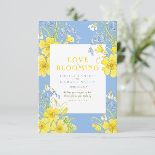 Liefde bloeit waterverf gele lenteverbruiloft RSVP kaartje (Staand voorkant)