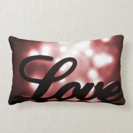 Liefde bord met rode vonklampen achter kussen