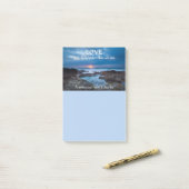 Liefde bouwt bruggen, aangepast na-it notities post-it® notes (Op bureau)