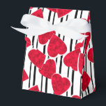 Liefde, bruiloft, Valentijnsdag Bedankdoosjes<br><div class="desc">Liefde,  bruiloft,  Valentijnsdag,  cadeau,  groet,  rood hart,  strepen,  zwart-wit,  rood en zwart,  wit en rood</div>