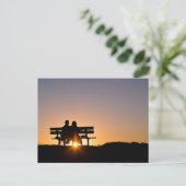 Liefde dacht: een paar zit op een bank als de zon  briefkaart (Staand voorkant)