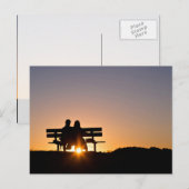 Liefde dacht: een paar zit op een bank als de zon  briefkaart (Voorkant / Achterkant)