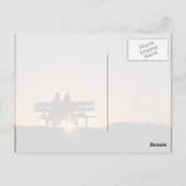 Liefde dacht: een paar zit op een bank als de zon  briefkaart (Achterkant)