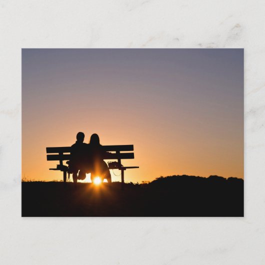 Liefde dacht: een paar zit op een bank als de zon  briefkaart (Voorkant)